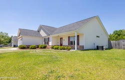 105 Pembury Way, Richlands, NC 28574