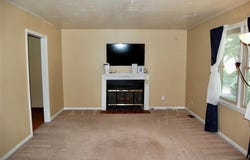 407 Hithergreen Drive, Lansing, KS 66043