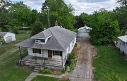 135 E. Pine St., Albion, IL 62806