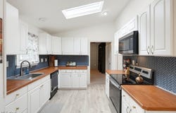 32 Oakwood Avenue, Bedford, OH 44146