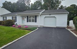 6 Evelyn Court, Manorville, NY 11949