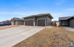 2229 S Creekview Ave, Sioux Falls, SD 57106