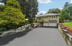 20 Nokomis Ave, Oakland Boro, NJ 07436-2136
