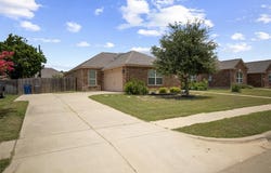 717 Roaring Springs Drive, Glenn Heights, TX 75154