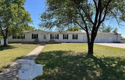 1329 Hillside, Winfield, KS 67156
