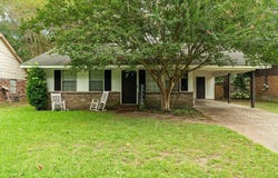 201 Fox Run Dr, Hattiesburg, MS 39402