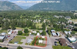 15 9th Street E, Columbia Falls, MT 59912