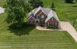 2 Oak Tree Ln, Louisville, KY 40245