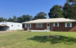 812 Memorial Drive, PARIS, TN 38242