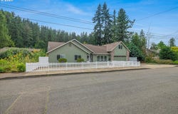 1110 MADISON St, Silverton, OR 97381