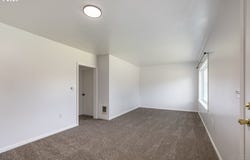215 S 8TH St, StHelens, OR 97051