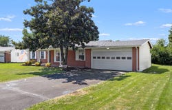 1445 Orchard Lakes Dr, Saint Louis, MO 63146