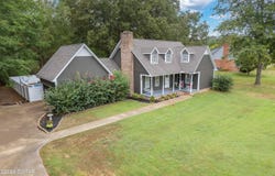 225 Meadowbrook Circle, Lexington, TN 38351