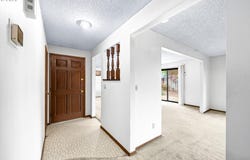 635 COLLINS CREST St, Gladstone, OR 97027