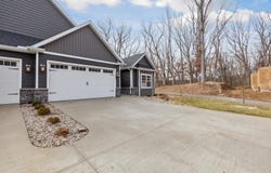 1140 Lochaven Circle, Hillsdale, MI 49242