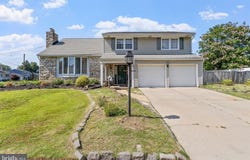 28 KINGSBRIDGE DRIVE, BURLINGTON, NJ 08016