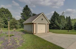 S32w32807 Bethania Ln, Dousman, WI 53118