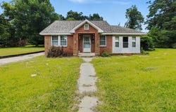 1006 2ND AVENUE, CLANTON, AL 35045