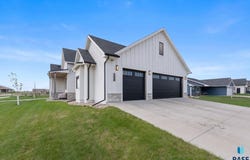 203 Central Cir, Sioux Falls, SD 57032