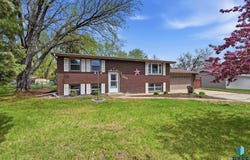 2108 E Sylvan Cir, Brandon, SD 57005