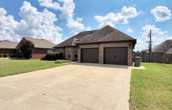 113 Cottonwood Dr, Muscle Shoals, AL 35661