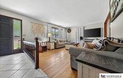 810 Smith Circle, Papillion, NE 68046