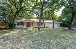613 Oakwood Avenue, Hurst, TX 76053