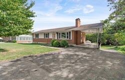 5514 Castle Rock Rd, Roanoke, VA 24018