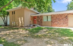 900 ROANOKE Drive, Springfield, IL 62702