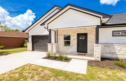 907 Fannin ST, Lockhart, TX 78644