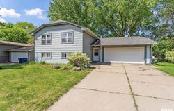 5812 N THORNWOOD Avenue, Davenport, IA 52806