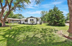 1340 N Summitlawn St, Wichita, KS 67212