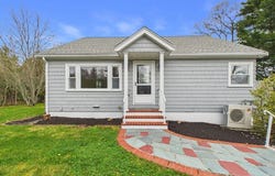 9 Burt St, Acushnet, MA 02743