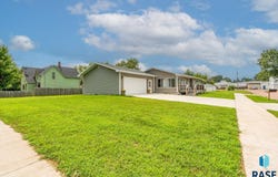 403 S Broadway St, Canton, SD 57013