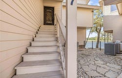 512 Harbor Dr, Spicewood, TX 78669