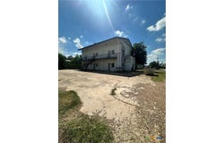 1010 Nelson, Yoakum, TX 77995