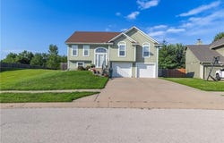 1902 NE Lake Drive, Smithville, MO 64089