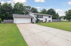 910 Vicker Street, Vicksburg, MI 49097
