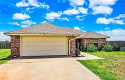 110 Arapaho St, Geronimo, OK 73543
