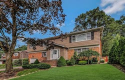 8 Lawrence Court, Syosset, NY 11791