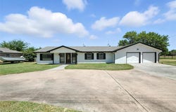 236 Half Moon Way, Runaway Bay, TX 76426