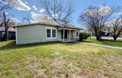 302 E Crockett St, Luling, TX 78648