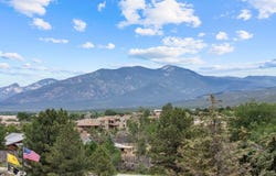 520 Este Es Road, Taos, NM 87525