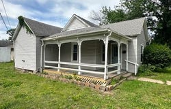 627 W Cherry Street, Nevada, MO 64772