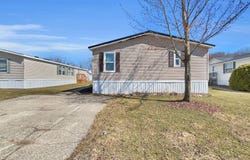 8435 Quill Dr, Fenton, MI 48430