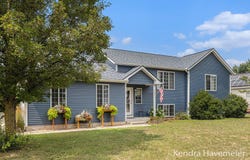 7045 Shalimar Drive NE, Comstock Park, MI 49321