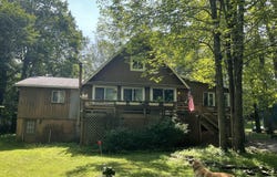 124 Roundhill Road, Dingmans Ferry, PA 18328