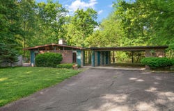 1952 Woodridge Circle, Valparaiso, IN 46383