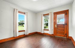 433 S 8th Ave, IA 52353
