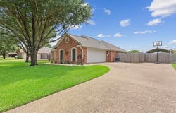 433 Oakberry Drive, Hewitt, TX 76643